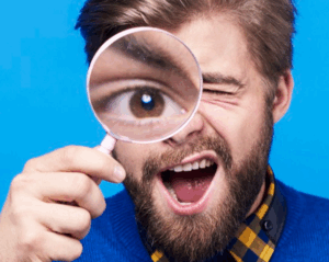 Monsieur qui regarde à la loupe les différences entre l'application 3CX et Teams
