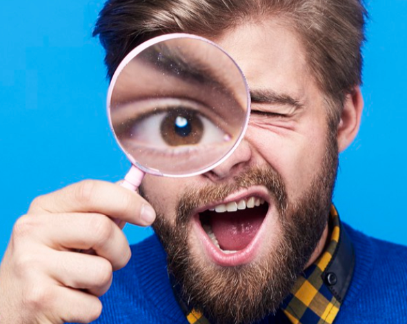 Monsieur qui regarde à la loupe les différences entre l'application 3CX et Teams