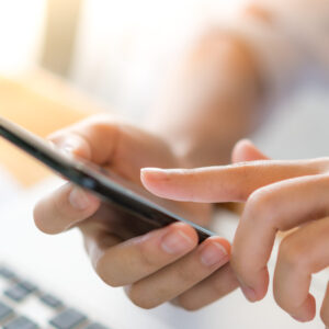 personne utilisant son smartphone avec l'application 3CX