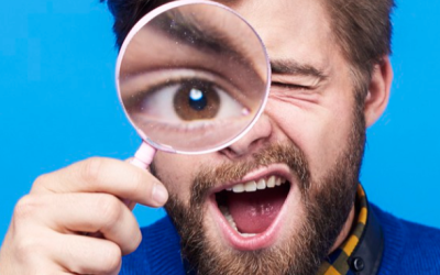 Monsieur qui regarde à la loupe les différences entre l'application 3CX et Teams